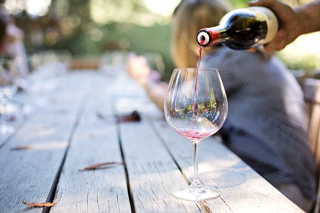 pouring-wine-1952051_640 הפרדוקס הצרפתי