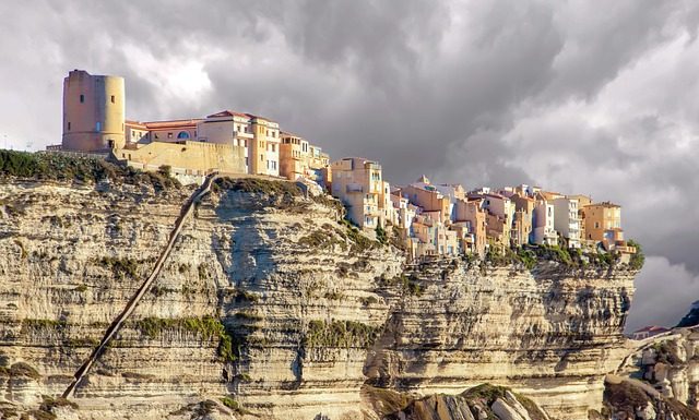 בעקבות הסיפורים – קורסיקה